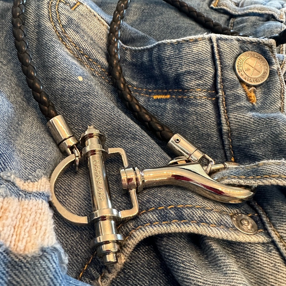 GIVENCHY SILVER KEY CHAIN ON LEATHER TWISTED ROPE HOLDER - Picture 9 of 9